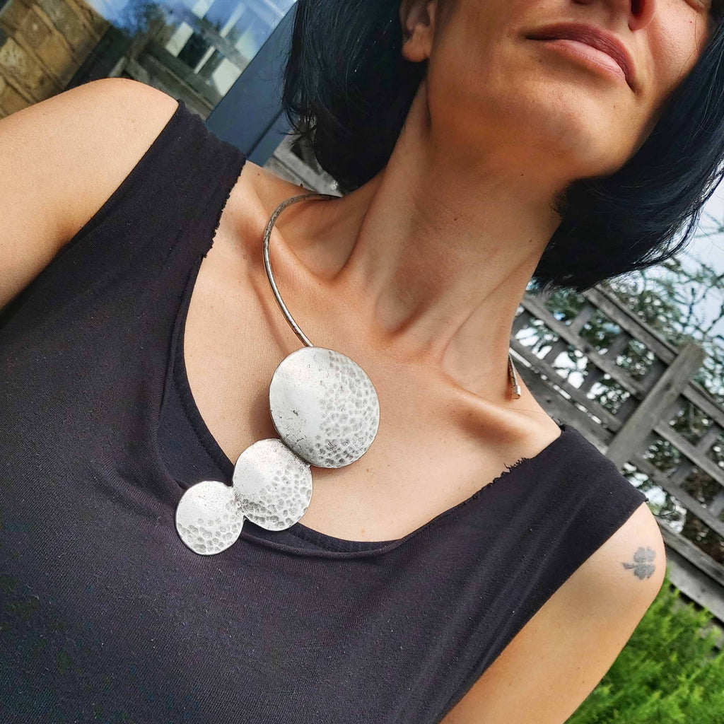 Silver modernist choker necklace, abstract hammered disc sculptural collar