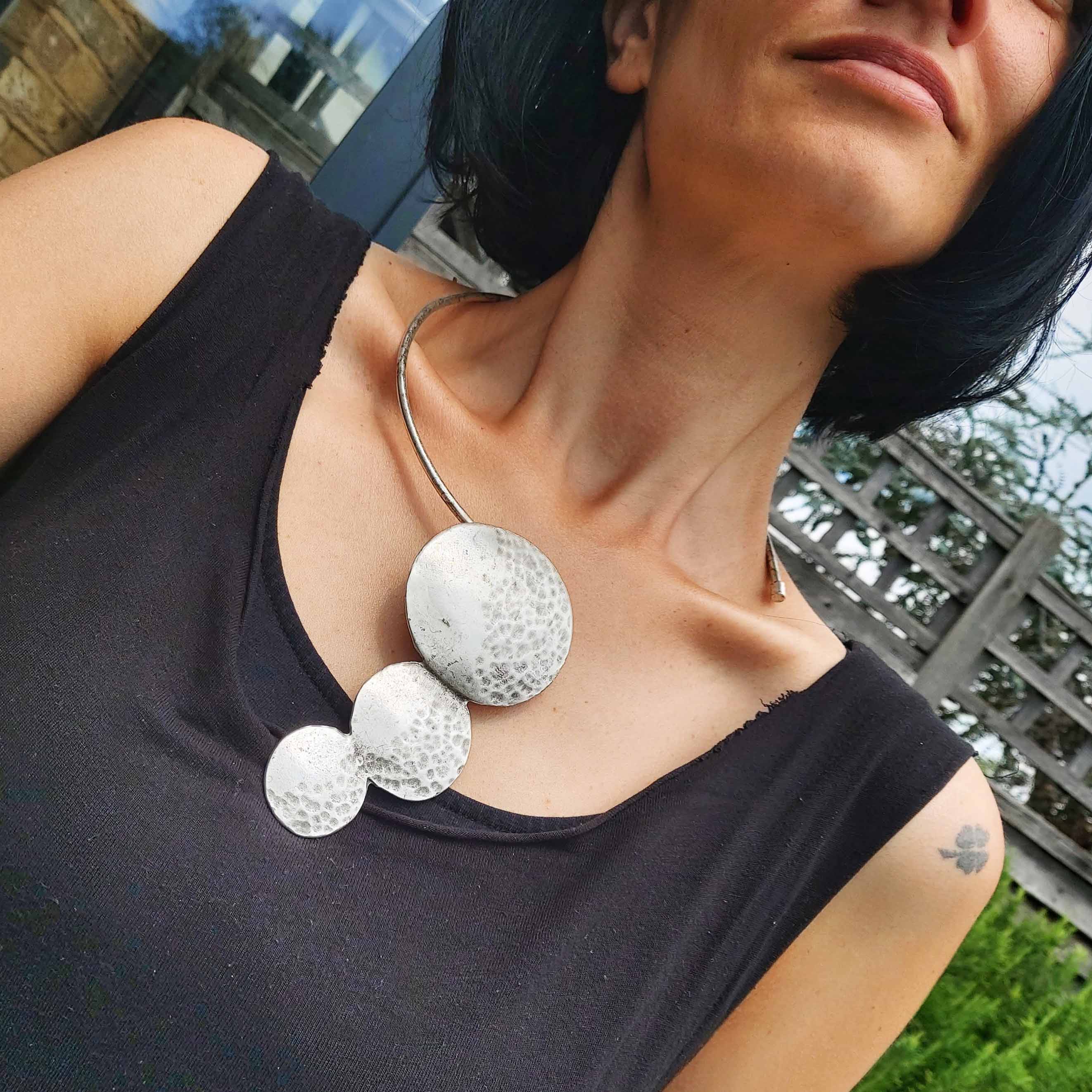 Silver modernist choker necklace, abstract hammered disc sculptural collar