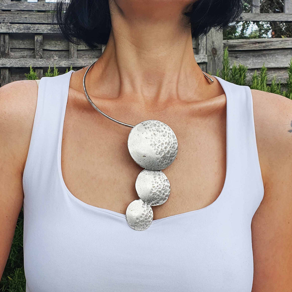 Silver modernist choker necklace, abstract hammered disc sculptural collar