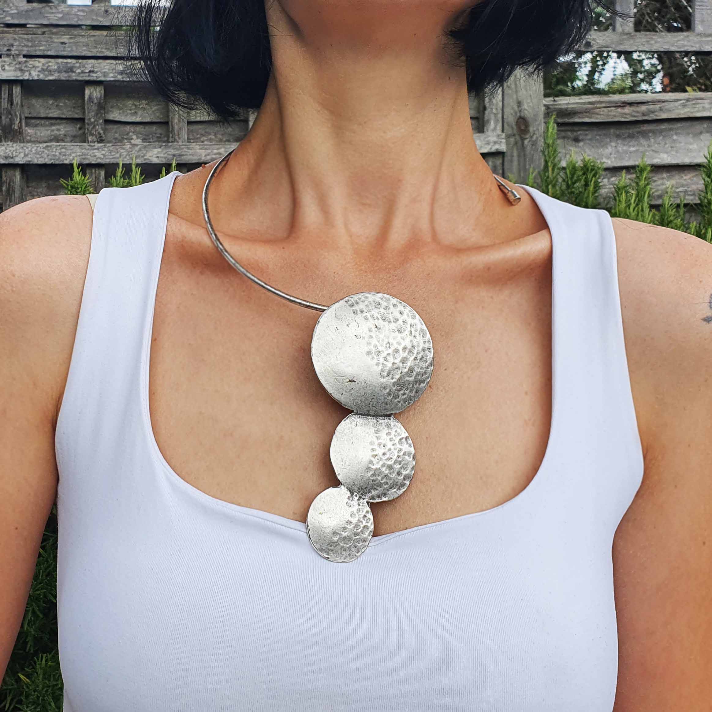 Silver modernist choker necklace, abstract hammered disc sculptural collar