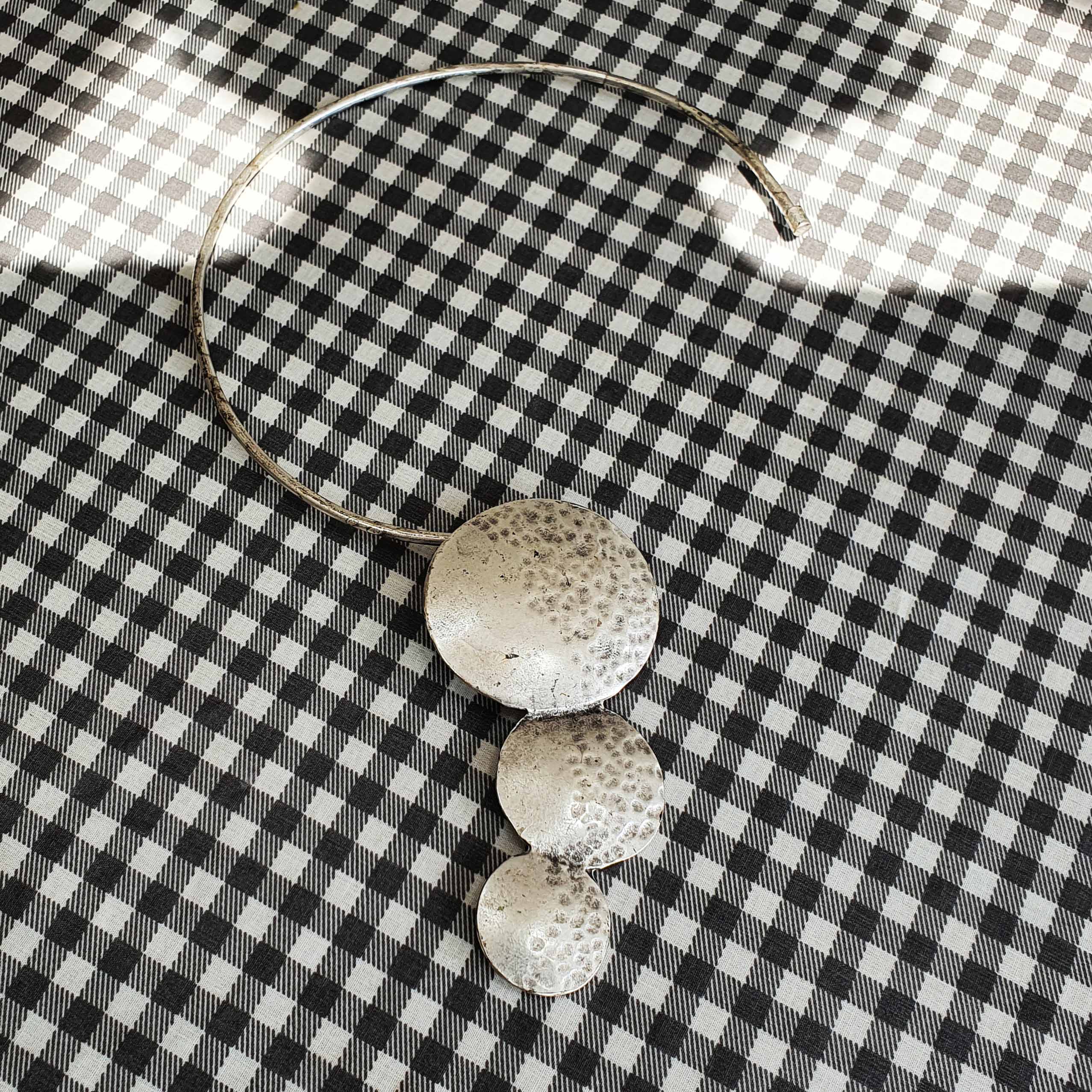 Silver modernist choker necklace, abstract hammered disc sculptural collar