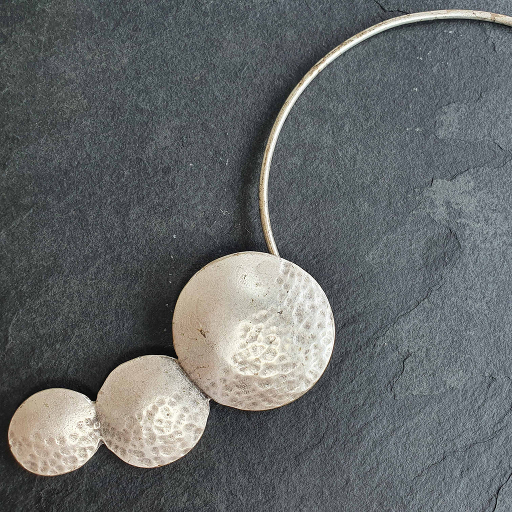 Silver modernist choker necklace, abstract hammered disc sculptural collar