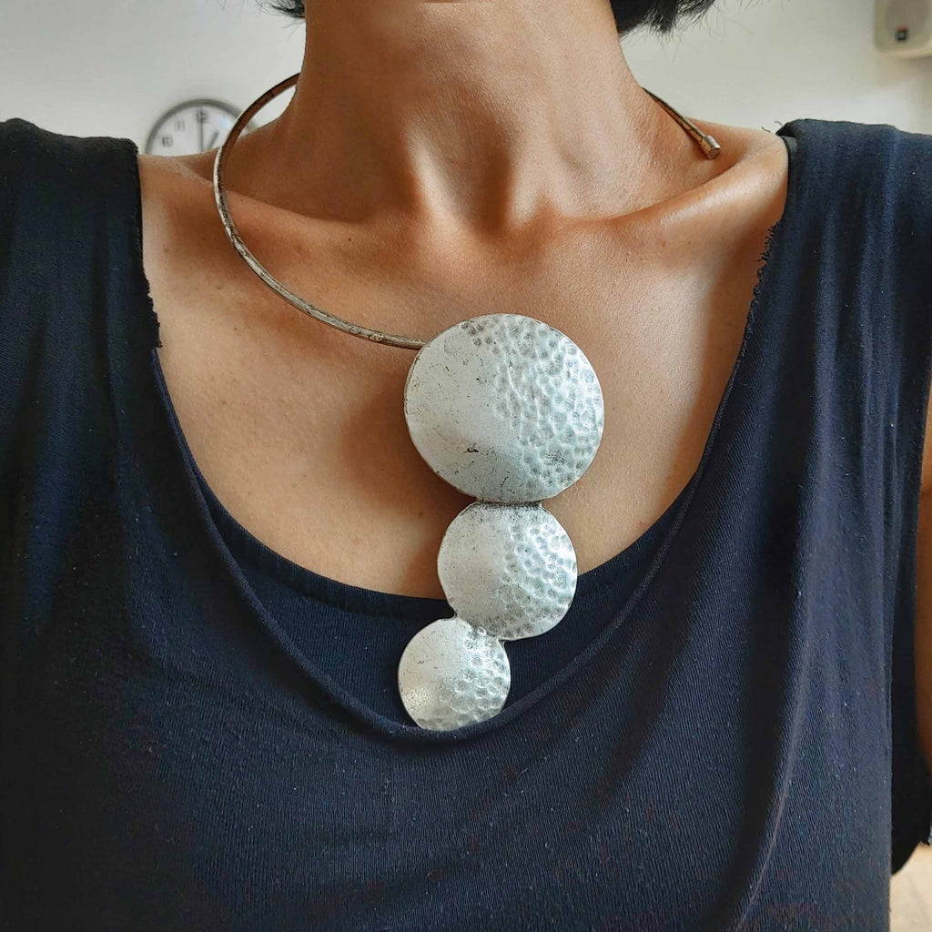 Silver modernist choker necklace, abstract hammered disc sculptural collar