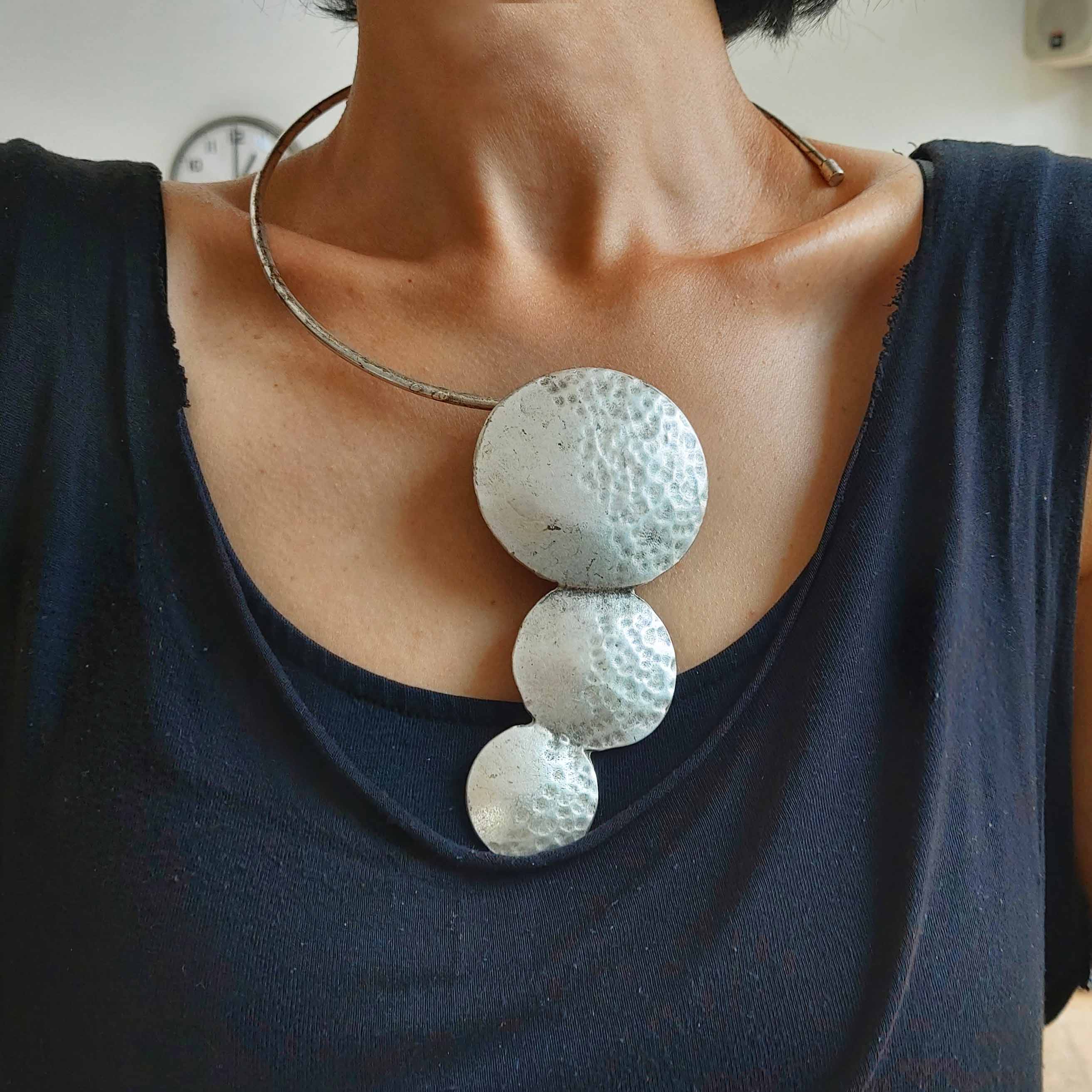 Silver modernist choker necklace, abstract hammered disc sculptural collar
